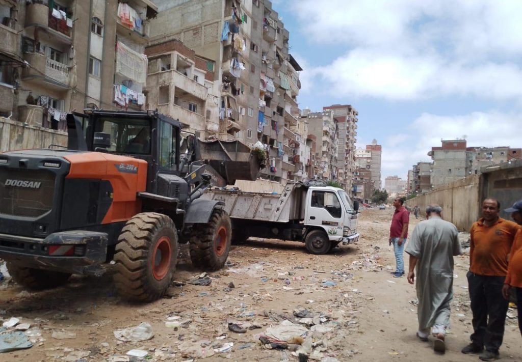 نهضة مصر تكثف أعمال رفع المخلفات من الشوارع و حرم السكة الحديد بالأسكندرية