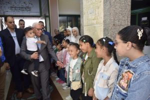 
محافظ بورسعيد يزور الأطفال الأيتام في دار تحسين الصحة ويقدم التهنئة لهم بمناسبة عيد الأضحى المبارك