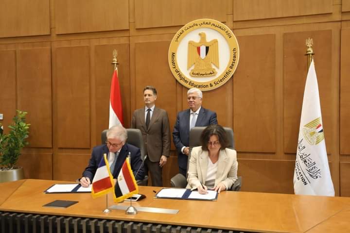 وزير التعليم العالي يشهد توقيع اتفاق تعاون بين الجامعة الفرنسية في مصر وجامعة باريس 1