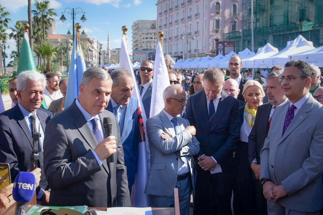 وزير التموين  ومحافظ الإسكندرية يفتتحان مشروع سوق اليوم الواحد للمزارغين