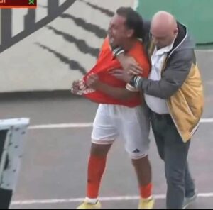 لاعب يعتدي على مدربه بالضرب خلال لقاء المقاولون و المنصورة بالمحترفين