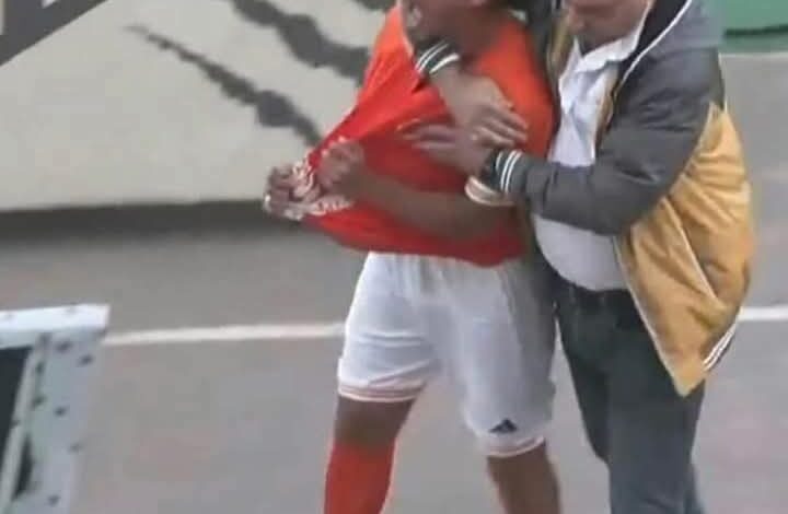 لاعب يعتدي على مدربه بالضرب خلال لقاء المقاولون و المنصورة بالمحترفين