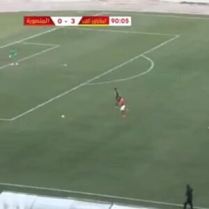 لاعب يعتدي على مدربه بالضرب خلال لقاء المقاولون و المنصورة بالمحترفين
