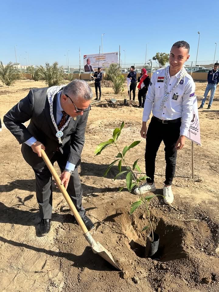 رئيس جامعة السويس يشارك في مبادرة ١٠٠ مليون شجرة الرئاسية
