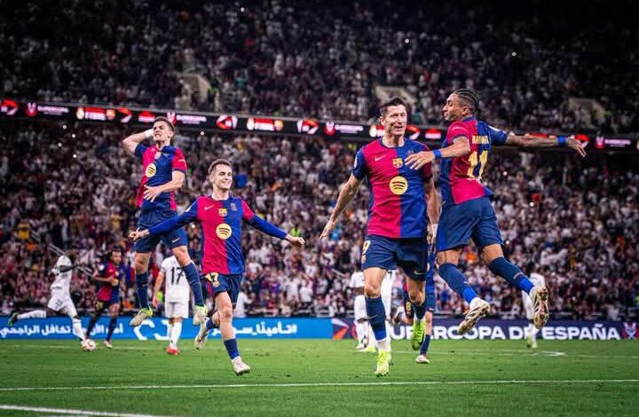 برشلونة يتوج بكأس السوبر الإسباني بعد فوزه على غريمه اللدود ريال مدريد