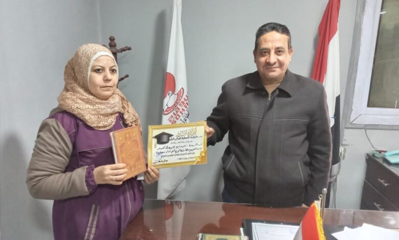 خالد محسب يكرم مسؤلي ادارة خدمة المواطنين