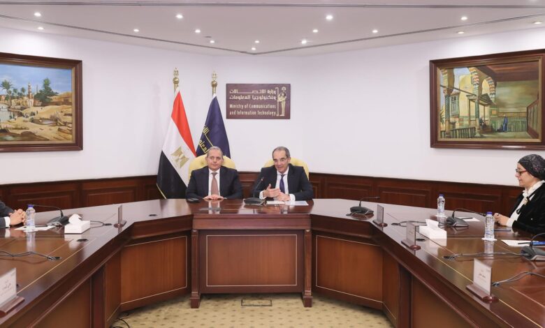 وزير الاتصالات وتكنولوجيا المعلومات والرئيس التنفيذى لبنك مصر يشهدان توقيع بروتوكول تعاون بين معهد تكنولوجيا المعلومات وبنك مصر لإعداد كوادر فى التخصصات التكنولوجية المتقدمة وتأهيلها للعمل فى بنك مصر