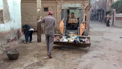 عوض يقود حملة نظافة بطهطا