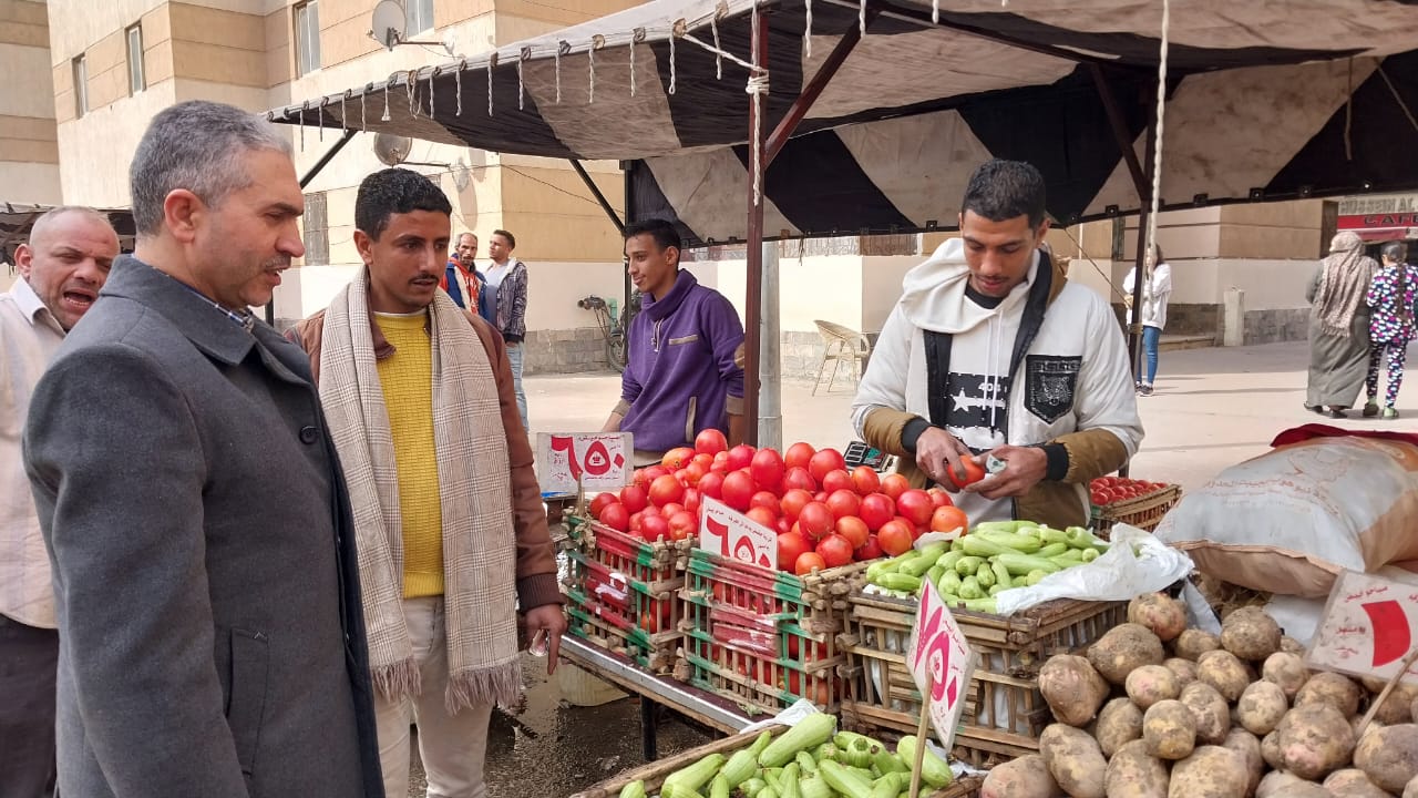 وكيل وزارة التموين يتفقد فعاليات سوق اليوم الواحد ببشاير الخير