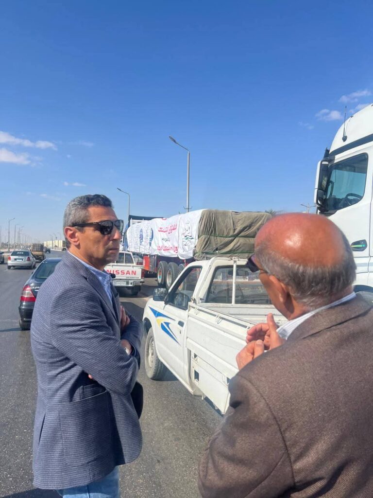 محافظ السويس يتابع إرسال قافلة الإغاثة لصالح الشعب الفلسطيني