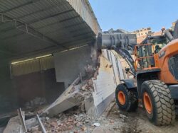الأجهزة التنفيذيه بحي شرق تتصدى لأعمال البناء المخالفه بدون ترخيص 