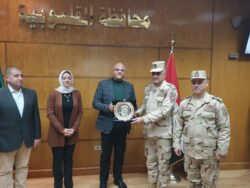 محافظ القليوبية يكرم المستشار العسكري السابق ويهنئ الجديد