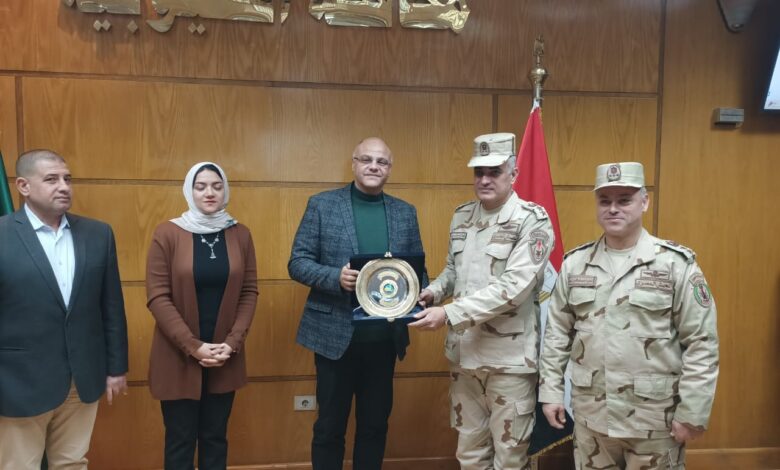محافظ القليوبية يكرم المستشار العسكري السابق ويهنئ الجديد