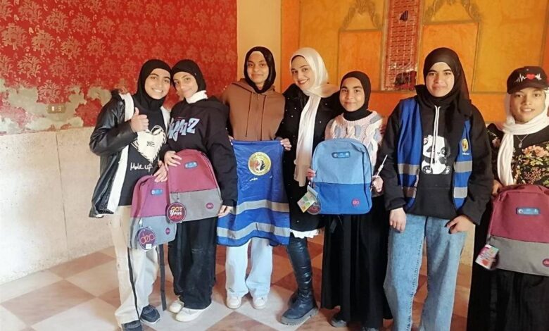 أمانة محافظة سوهاج لحزب حماة الوطن ترسم البهجه على وجوه الأطفال بتوزيع شنط وأدوات مدرسية في بدايه الفصل الدراسي الثاني