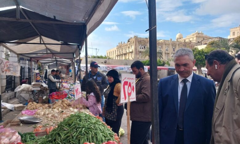 وكيل وزارة التموين يتفقد فعاليات سوق اليوم الواحد بمنطقة المنشية