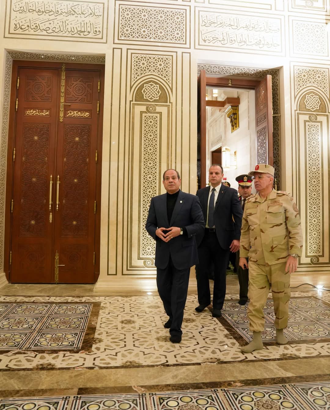 الرئيس السيسي يصلي الفجر في السيدة نفيسة ويفتتح أعمال التجديد