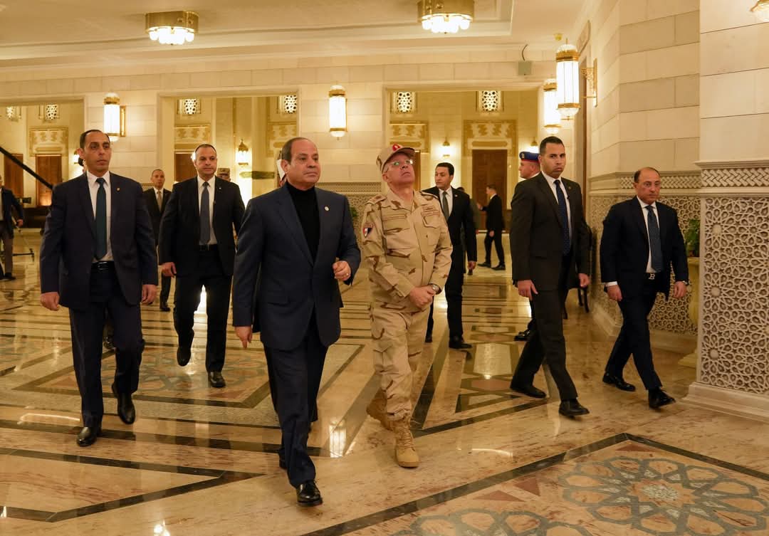 الرئيس السيسي يصلي الفجر في السيدة نفيسة ويفتتح أعمال التجديد