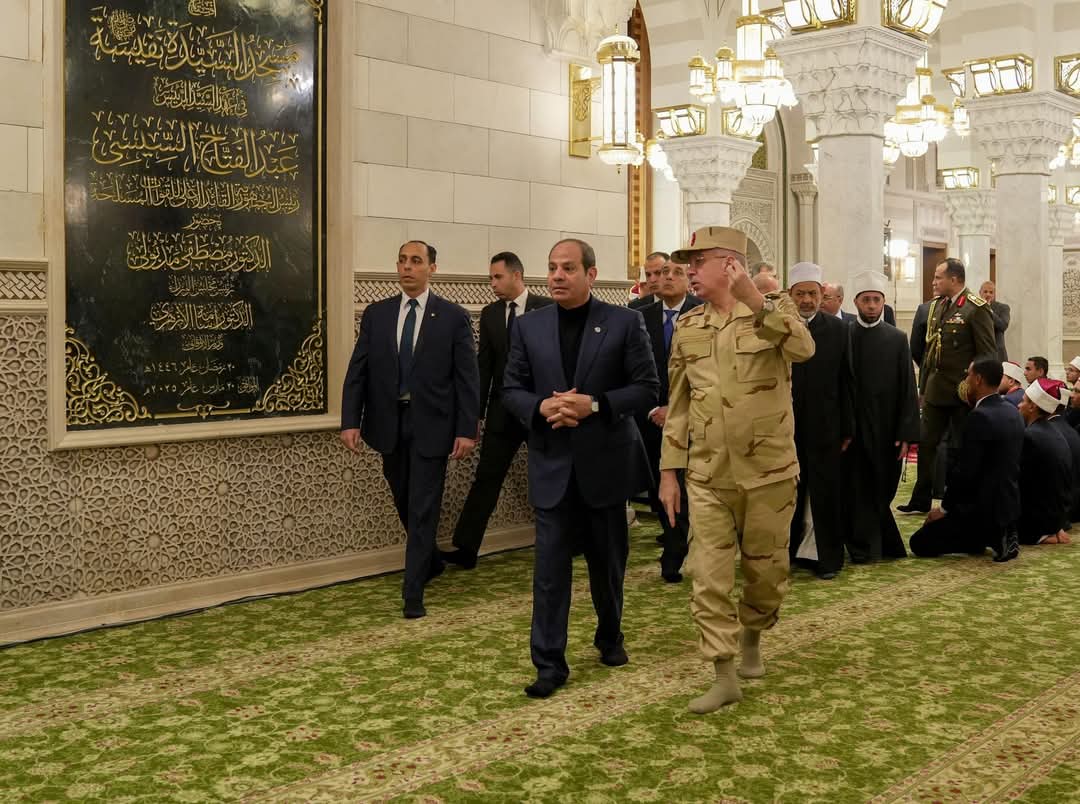 الرئيس السيسي يصلي الفجر في السيدة نفيسة ويفتتح أعمال التجديد