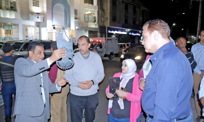 محافظ سوهاج يتفقد الوضع العام بالشارع ويتابع أعمال الرصف بعدد من شوارع المدينة