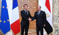 السيسي وماكرون يبحثان عقد قمة ثلاثية بالقاهرة..