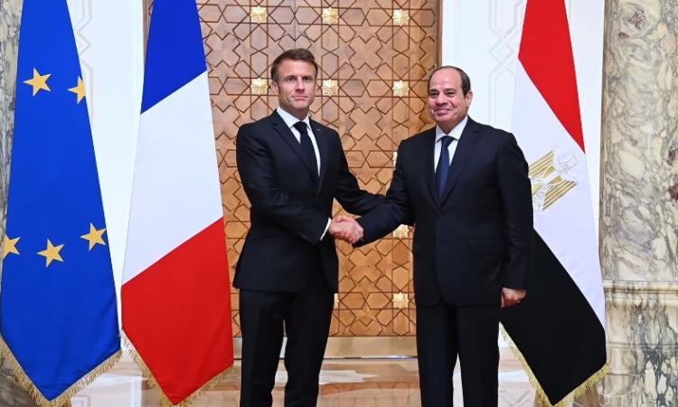 السيسي وماكرون يبحثان عقد قمة ثلاثية بالقاهرة..