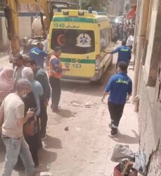 انتشال سيدة على قيد الحياة.. ووفاتها لحظة خروجها من تحت الأنقاض 