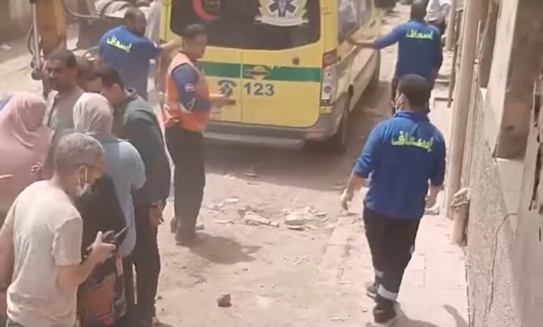   انتشال سيدة على قيد الحياة.. ووفاتها لحظة خروجها من تحت الأنقاض 
