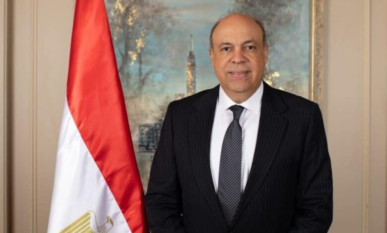 جولة تفقدية مفاجئة لوزير الطيران المدني بمطار القاهرة الدولي