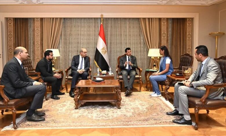 وزيرا الشباب والرياضة والطيران يبحثان سبل دعم أبطال الإسكواش المصري