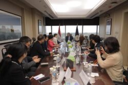 وزير السياحة والآثار يلتقي مع نائب عمدة بلدية شنغهاي بجمهورية الصين 