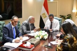 نائب رئيس مجلس الوزراء ووزير الصحة يبحث مع المدير التنفيذي لصندوق التعويض لمخاطر المهن الطبية 