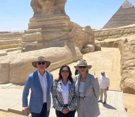 التنمية ترافق الحاكم العام لأستراليا بجولتها بالأهرامات والمتحف المصري