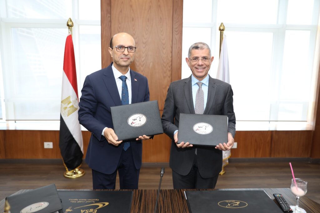 رئيس جامعة أسيوط، يوقّع ثلاث بروتوكولات تعاون مع وكالة الفضاء المصرية