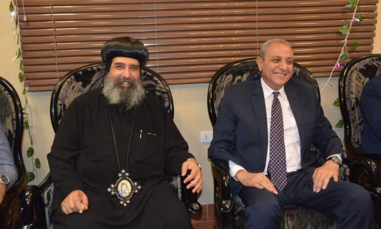 محافظ الغربية يهنئ الأقباط بعيد القيامة المجيد في المحلة وسمنود ويوزع هدايا الرئيس على الأطفال