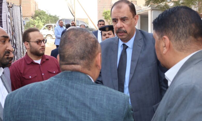 محافظ سوهاج يؤدى واجب العزاء فى وفاة النائبة "رقية الهلالي"