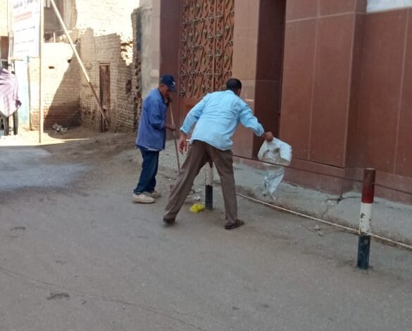 عامر عوض يتابع جهود قطاع النظافة ورفع المخلفات والتراكمات واستهداف العديد من المناطق وتكثيف العمل بمحيط الكنائس والأماكن العامة بمدينة طهطا وساحل طهطا