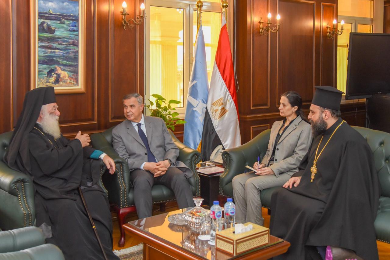 محافظ الإسكندرية يتسلم وسام القائد من رتبة أسد الرسول مرقس من قداسة البابا ثيودوروس الثاني بطريرك الروم الأرثوذكس