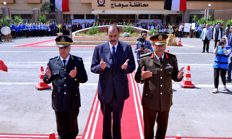 محافظ سوهاج يضع إكليل الزهور على النصب التذكاري لشهداء المحافظة