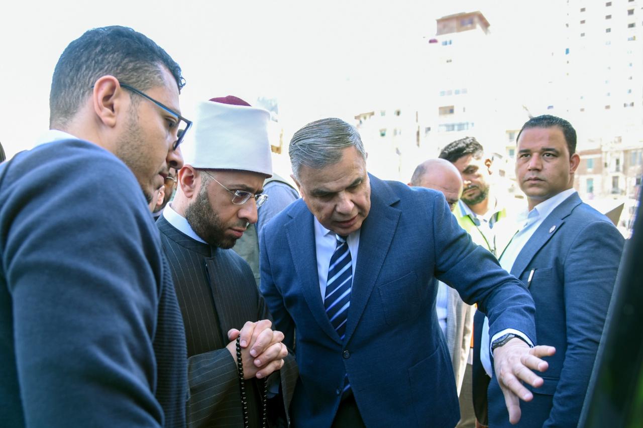 وزير الأوقاف ومحافظ الإسكندرية ييتفقدون تطوير ساحة مسجد أبي العباس المرسي 