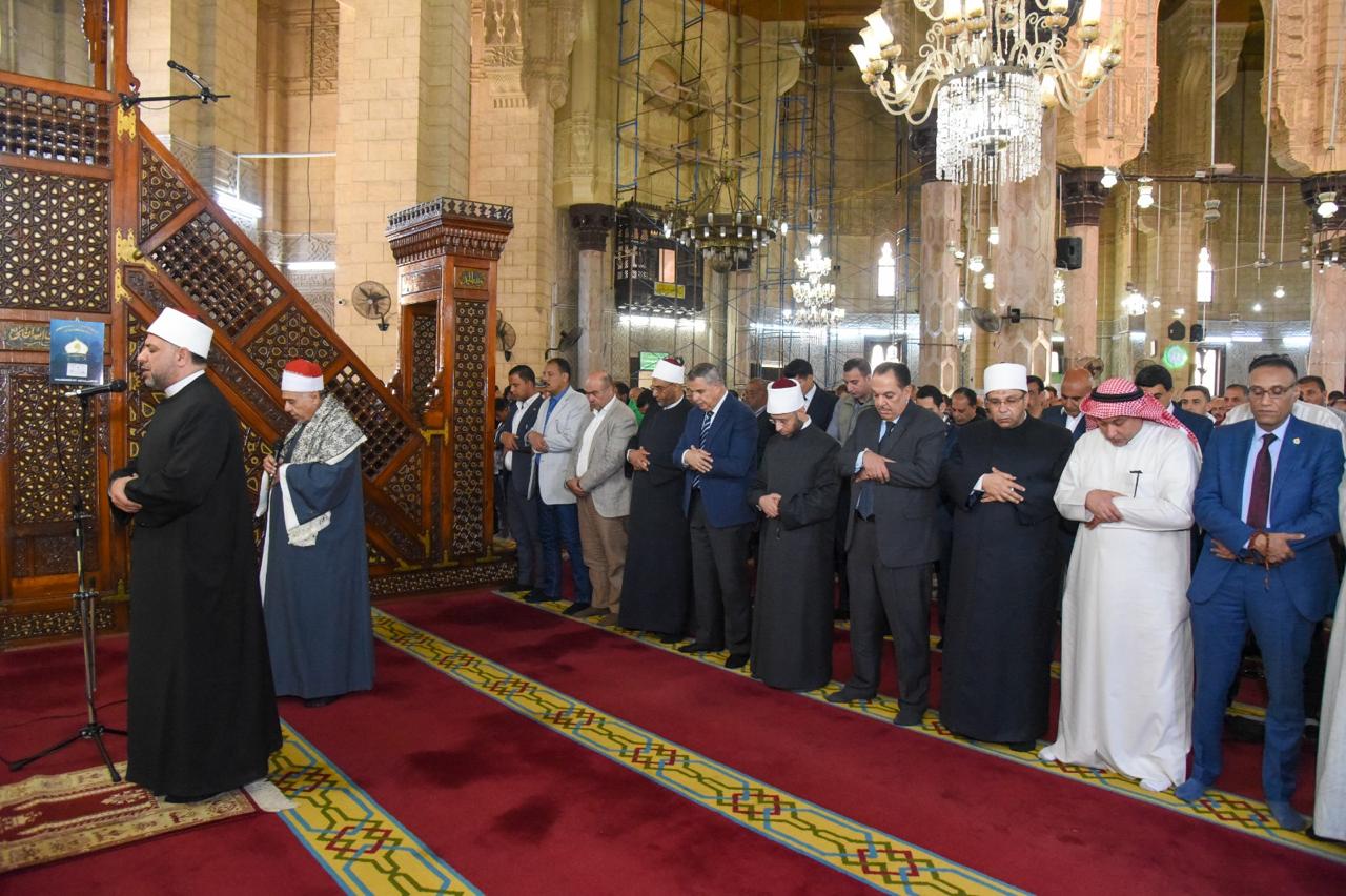 وزير الأوقاف ومحافظ الإسكندرية ييتفقدون تطوير ساحة مسجد أبي العباس المرسي 