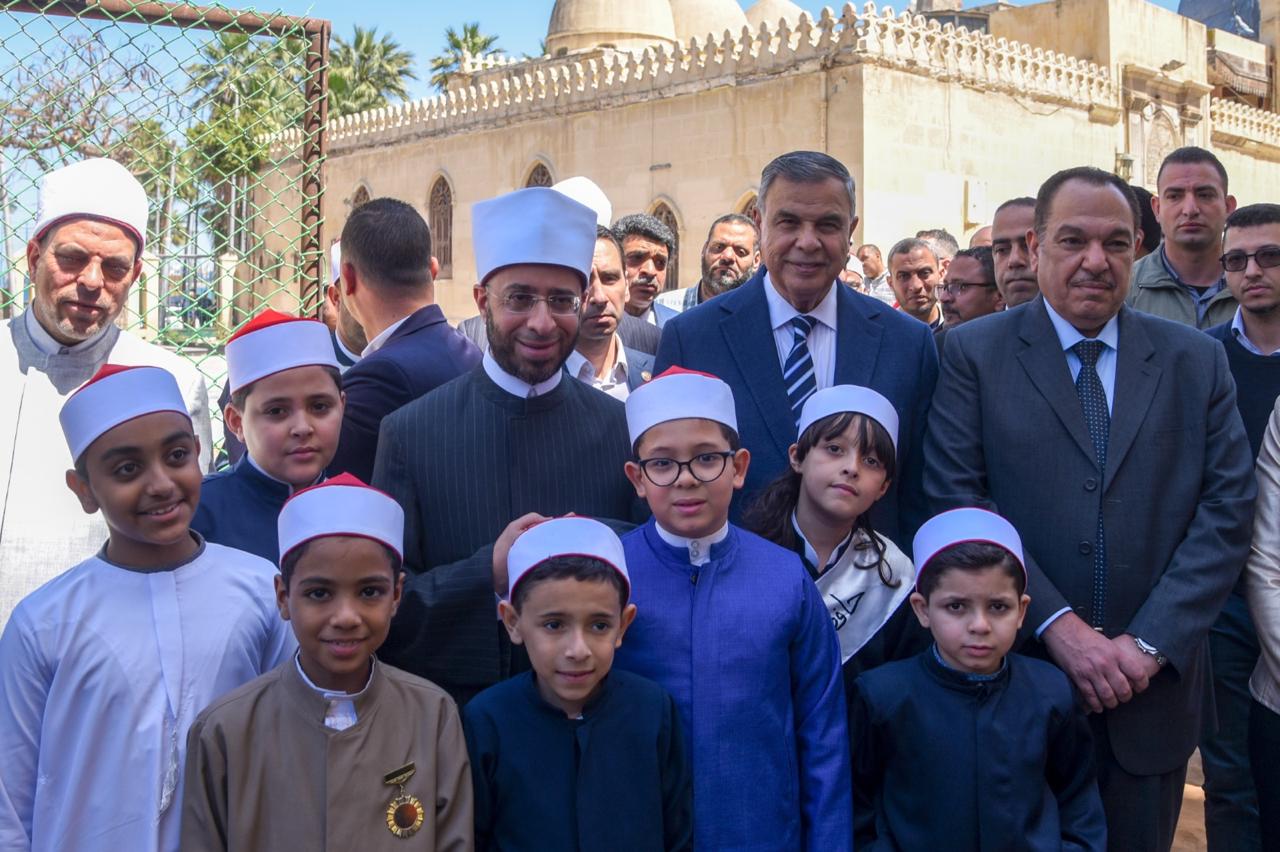 وزير الأوقاف ومحافظ الإسكندرية ييتفقدون تطوير ساحة مسجد أبي العباس المرسي 