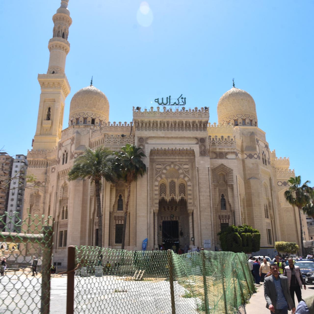 وزير الأوقاف ومحافظ الإسكندرية ييتفقدون تطوير ساحة مسجد أبي العباس المرسي 