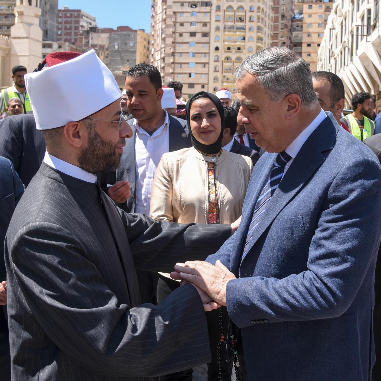 وزير الأوقاف ومحافظ الإسكندرية ييتفقدون تطوير ساحة مسجد أبي العباس المرسي 