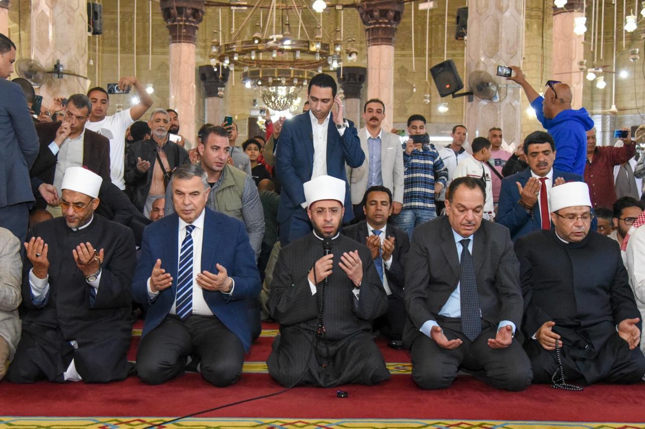 وزير الأوقاف ومحافظ الإسكندرية ييتفقدون تطوير ساحة مسجد أبي العباس المرسي 