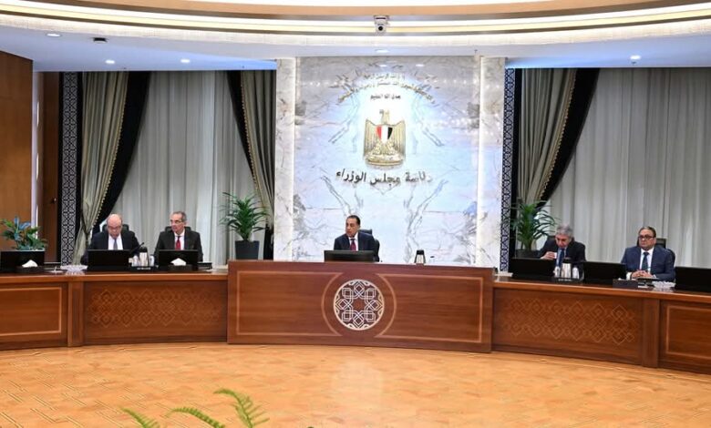 رئيس الوزراء يتابع خطوات تيسير إجراءات دخول السائحين بالمطارات والمنافذ المختلفة