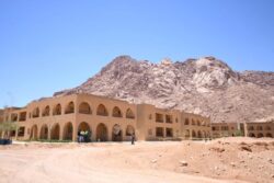 وزير الإسكان يتفقد سير العمل بمنطقة الزيتونة