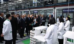 رئيس الوزراء يقوم بجولة تفقدية بالمصنع الجديد لـ "سوميتومو" 