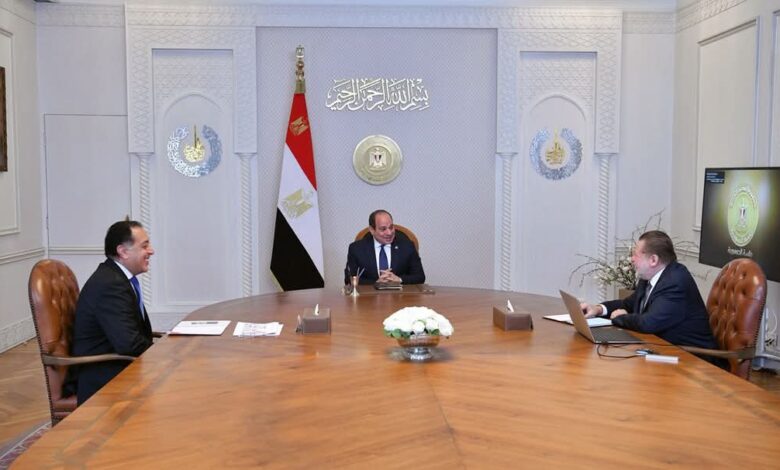 اجتمع الرئيس السيسي اليوم مع مصطفى مدبولي رئيس الوزراء وحسن محافظ البنك المركزي