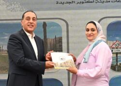 رئيس الوزراء يسلم عددا من عقود وحدات المبادرة الرئاسية "سكن لكل المصريين"