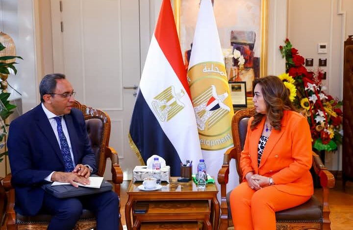 وزيرة التنمية تتابع مع محافظ قنا الموقف التنفيذي لمشروعات برنامج تنمية الصعيد